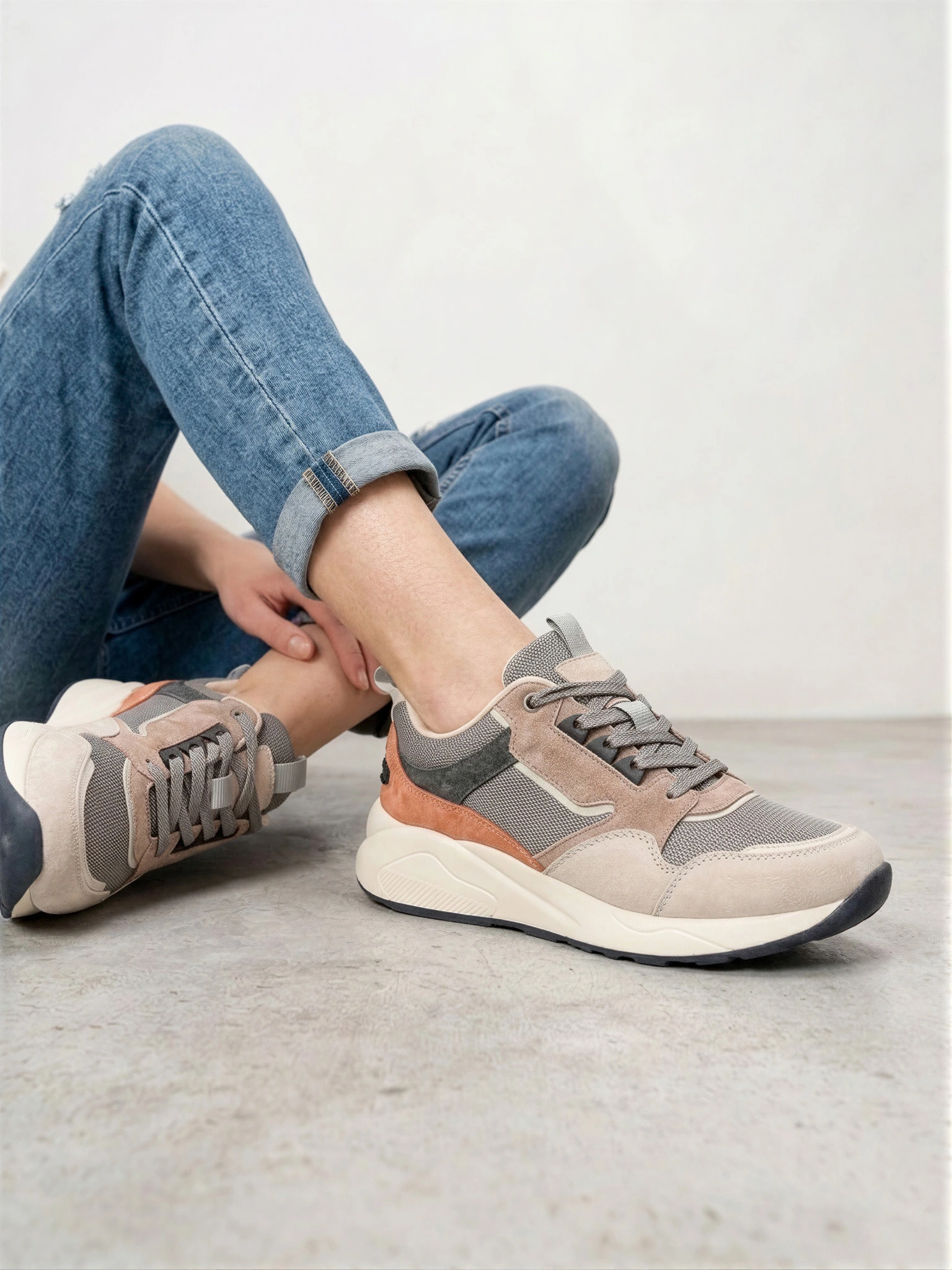 Кроссовки комбинированные в стиле колор-блок на средней платформе